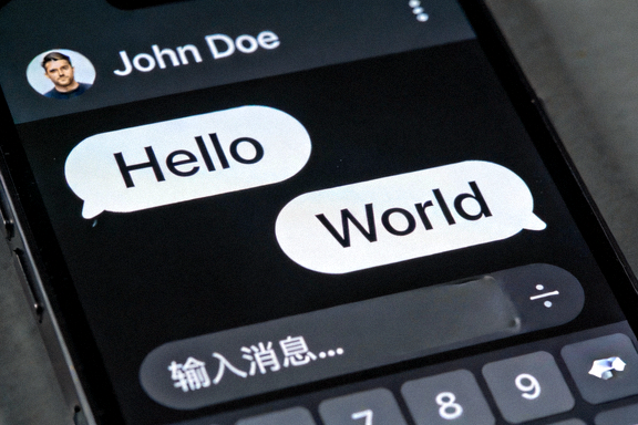 Telegram暗黑模式下的聊天窗口截图，展示深灰色背景与白色文字的清晰对比