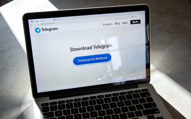 电脑屏幕上显示Telegram官方网站的下载页面，突出显示下载按钮