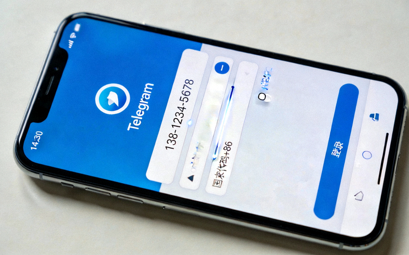 智能手机屏幕上显示Telegram应用登录界面，正在输入手机号码