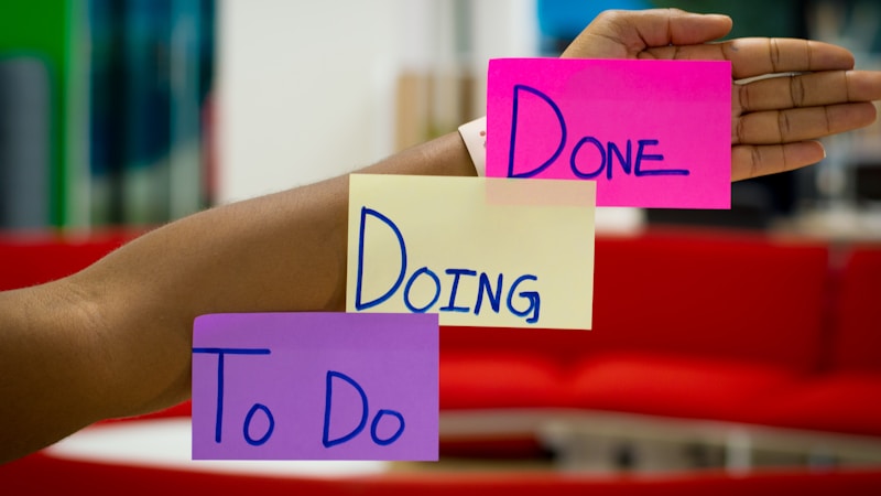 对比图：左侧显示普通管理员删除消息时显示个人用户名，右侧显示匿名管理员删除消息时仅显示‘Telegram’