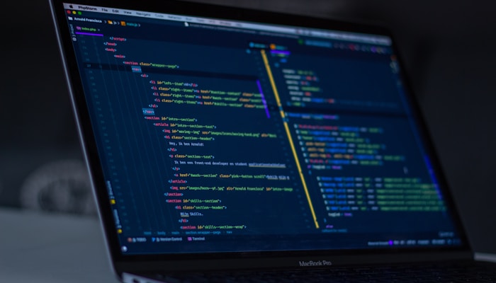 显示内存使用率前后对比的柱状图，优化后内存占用大幅下降