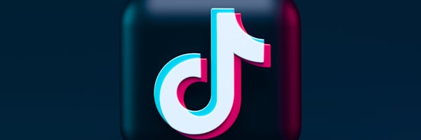 多台设备同时运行Telegram客户端展示同步功能